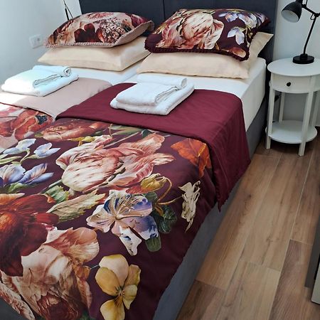 Mvm Apartment With Terrace Izola Esterno foto